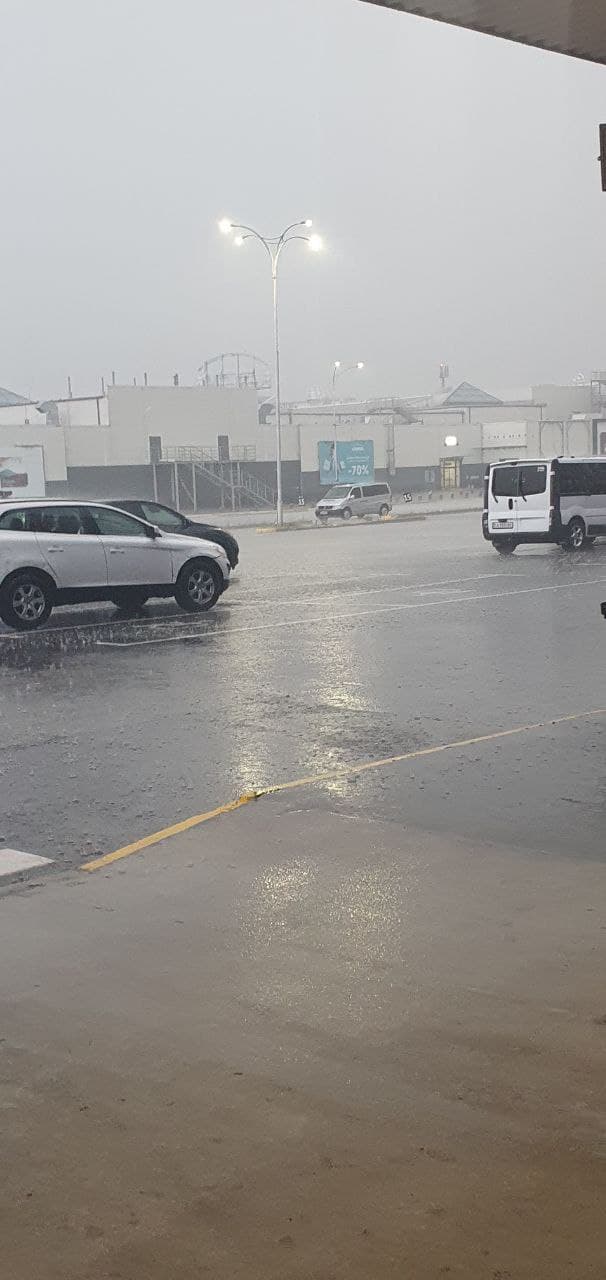 Киев накрыла страшная гроза, город "погрузился во тьму": фото и видео